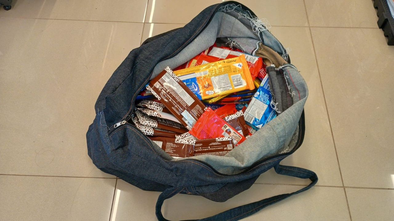 Homem tenta levar 124 chocolates Homem tenta levar 124 chocolates