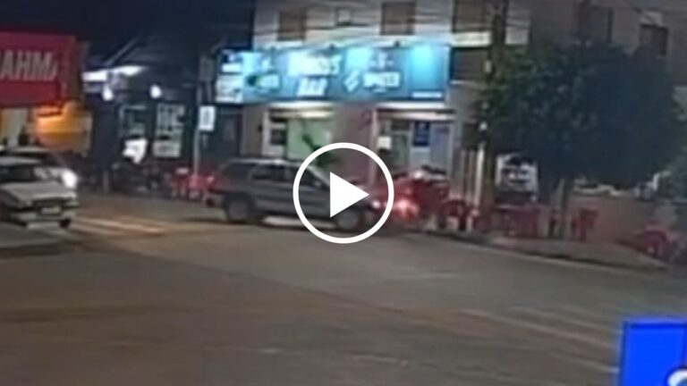 Motociclista é lançado sobre carro