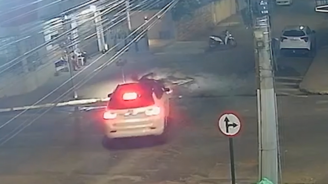 Câmera flagra ciclista sendo arremessado após batida em Patos de Minas