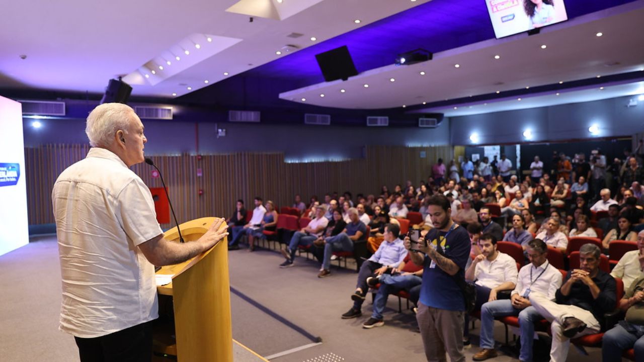 paulo sérgio falando em um auditório paulo sérgio falando em um auditório