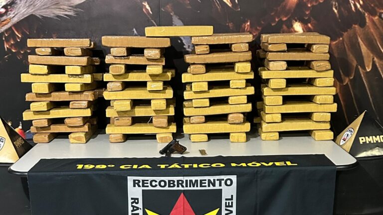 Polícia Militar apreendeu 97 barras de maconha em Uberlândia, além de uma pistola, 12 munições e uma motocicleta
