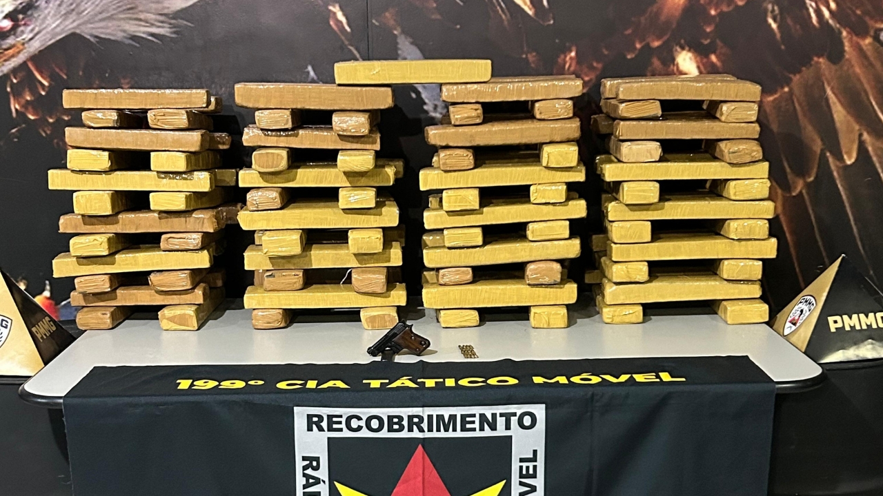 Polícia Militar apreendeu 97 barras de maconha em Uberlândia, além de uma pistola, 12 munições e uma motocicleta Polícia Militar apreendeu 97 barras de maconha em Uberlândia, além de uma pistola, 12 munições e uma motocicleta