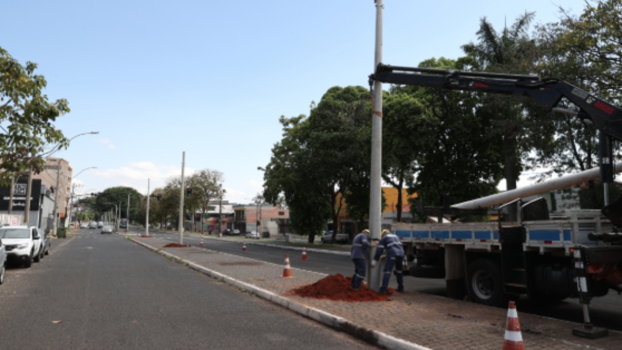 Iluminação na Avenida Monsenhor Eduardo Iluminação na Avenida Monsenhor Eduardo
