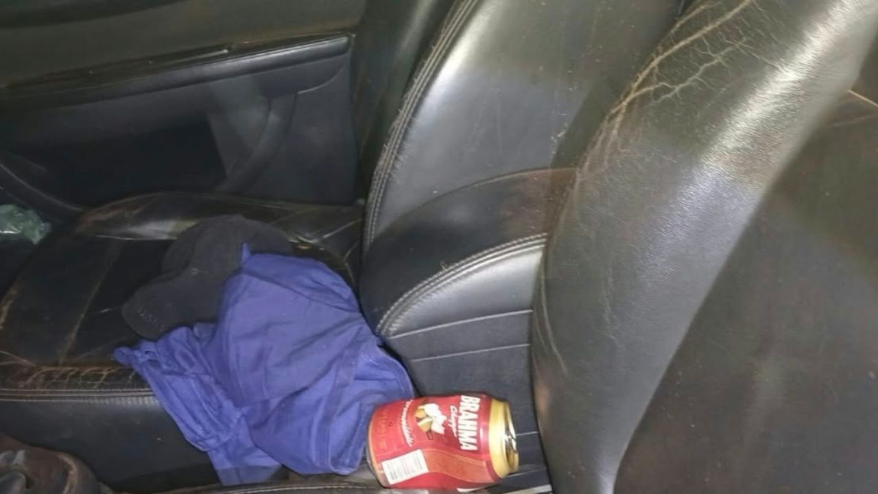carro de motorista embriagado com latinha de cerveja em seu interior