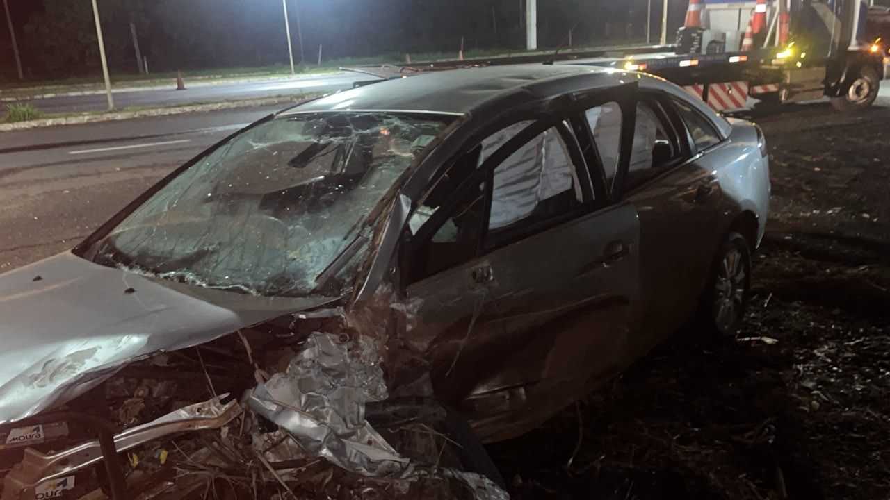 carro amasado após acidente na br-153