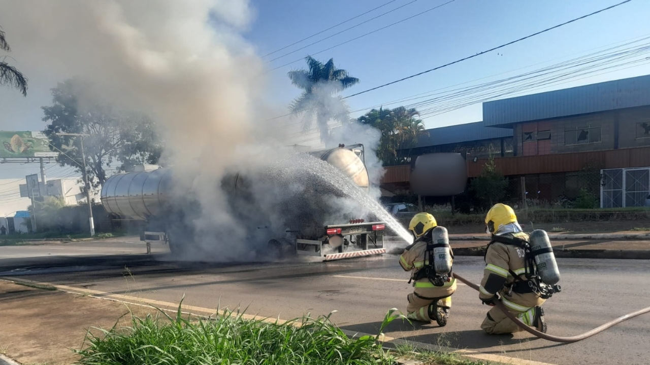 Bombeiros combatem incêndio em carreta com 37 mil litros de leite em Araxá Bombeiros combatem incêndio em carreta com 37 mil litros de leite em Araxá
