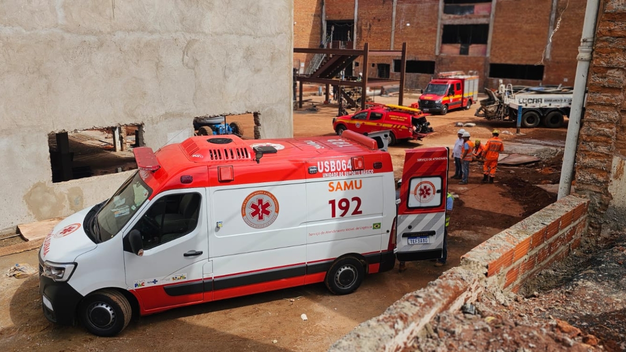 Trabalhador cai em caixa d’água subterrânea de quase três metros e mobiliza equipes de resgate no bairro Osvaldo Rezende Trabalhador cai em caixa d’água subterrânea de quase três metros e mobiliza equipes de resgate no bairro Osvaldo Rezende