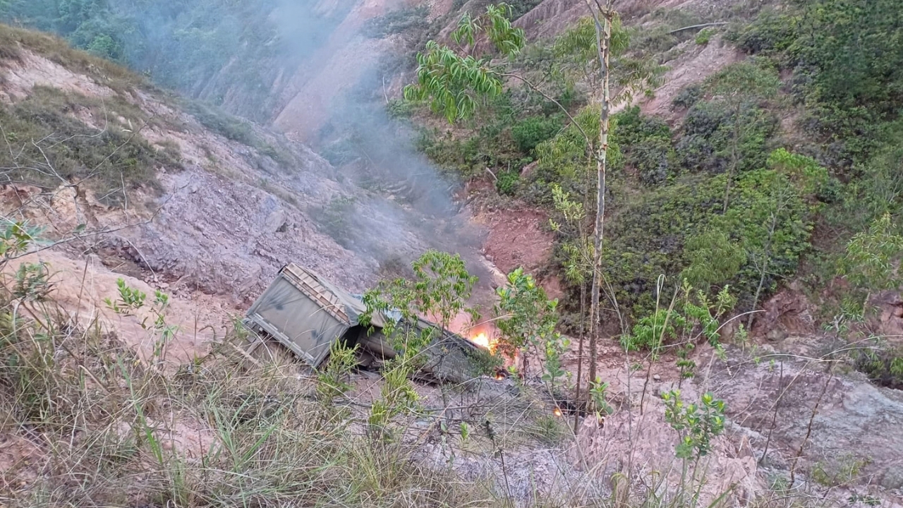 Carreta cai em ribanceira e pega fogo na BR-262; motorista escapa Carreta cai em ribanceira e pega fogo na BR-262; motorista escapa