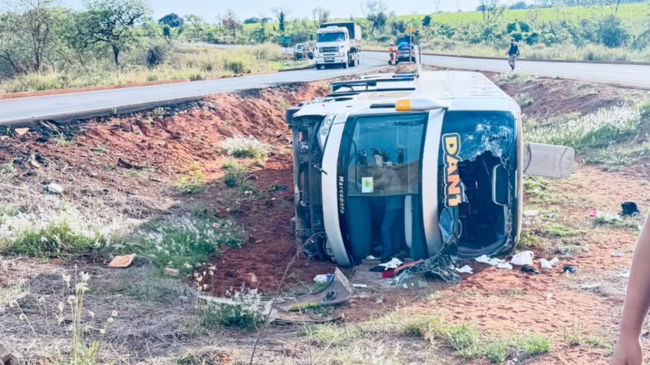 Ônibus com 51 passageiros capota em estrada rural de Uberaba