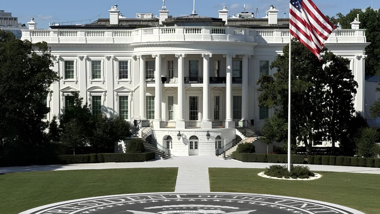 Trump anuncia autorregulação da IA por big tech em meio a temor social