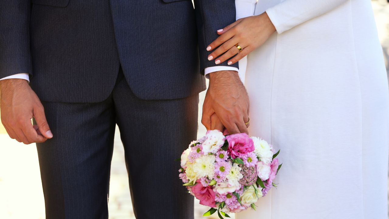Cemig é condenada a pagar indenização de quase R$ 37 mil a casal de Pouso Alegre após falta de energia deixar festa de casamento no escuro, sem música e fotos, com bebidas quentes, decoração escondida e convidados usando lanterna do celular para se locomover; TJMG aumenta valor de danos materiais