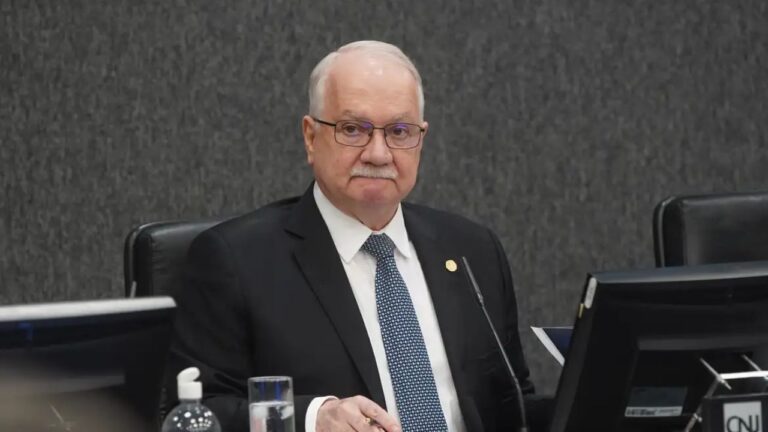 Fachin aguarda explicações de ministros para decidir sobre crise no STF