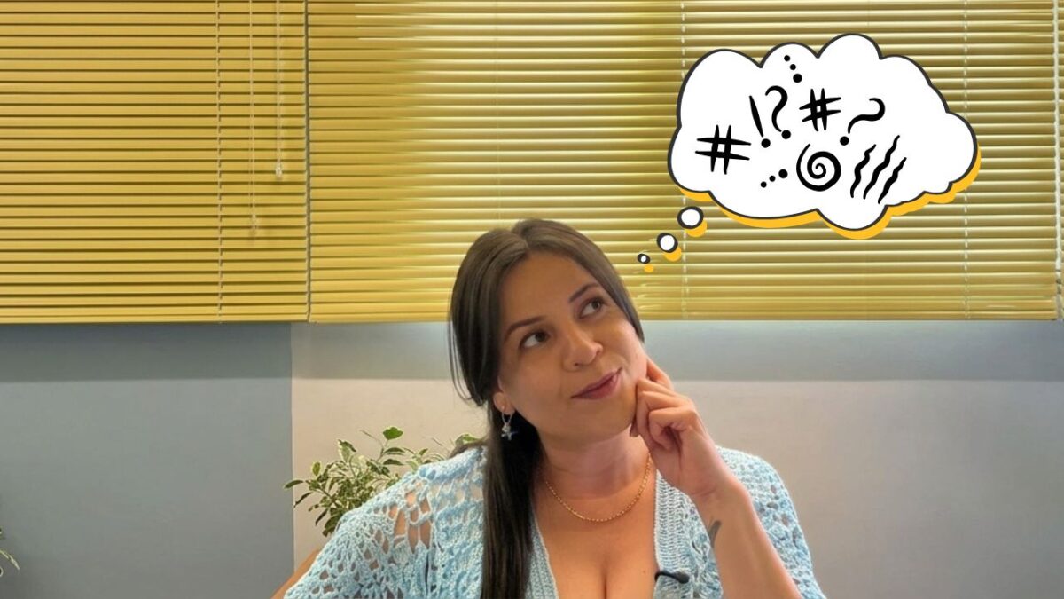 Flávia Reis pensativa tentando entender as 5 linguagens do conflito, com balão de pensamento cheio de símbolos de confusão Flávia Reis pensativa tentando entender as 5 linguagens do conflito, com balão de pensamento cheio de símbolos de confusão