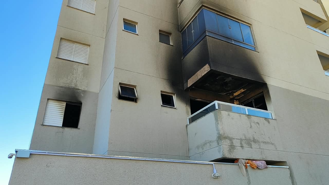 Incêndio em Uberlândia destruiu um apartamento e deixou marcas de fuligem na fachada do residencial, no bairro Chácaras Tubalina - Incêndio em Uberlândia destruiu um apartamento e deixou marcas de fuligem na fachada do residencial, no bairro Chácaras Tubalina -