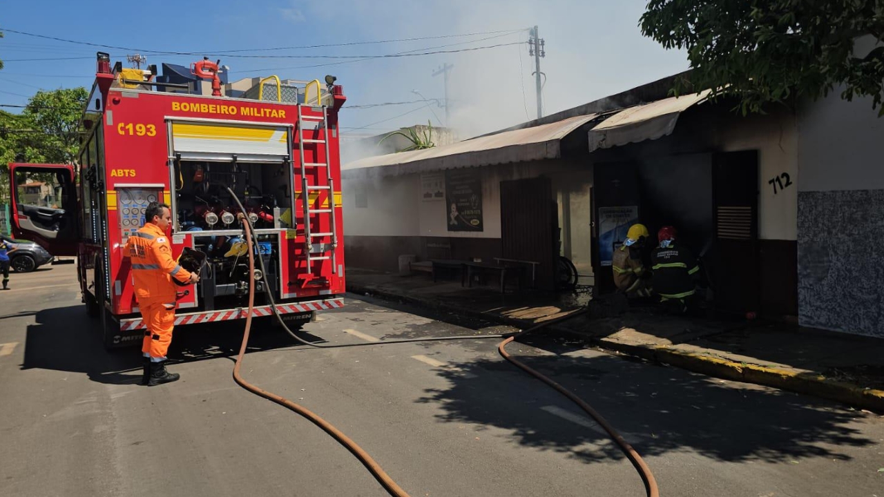 Incêndio em Patos de Minas destruiu equipamentos e parte da estrutura de um chaveiro na Rua Amazonas Incêndio em Patos de Minas destruiu equipamentos e parte da estrutura de um chaveiro na Rua Amazonas