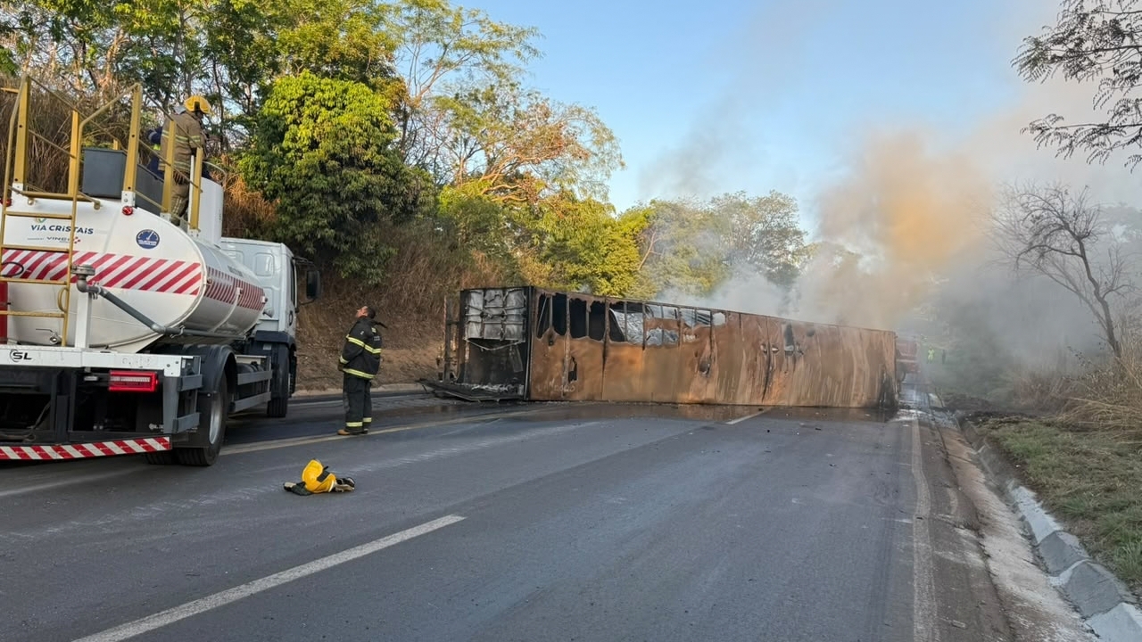 Carreta carregada com medicamentos pegou fogo após tombar na BR-040, em João Pinheiro