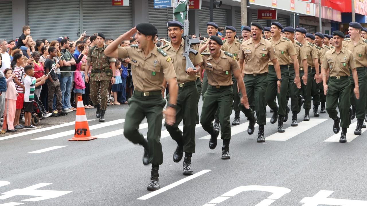 Ruas interditadas em Uberlândia alteram o trânsito na região central durante o Desfile de 7 de Setembro Ruas interditadas em Uberlândia alteram o trânsito na região central durante o Desfile de 7 de Setembro