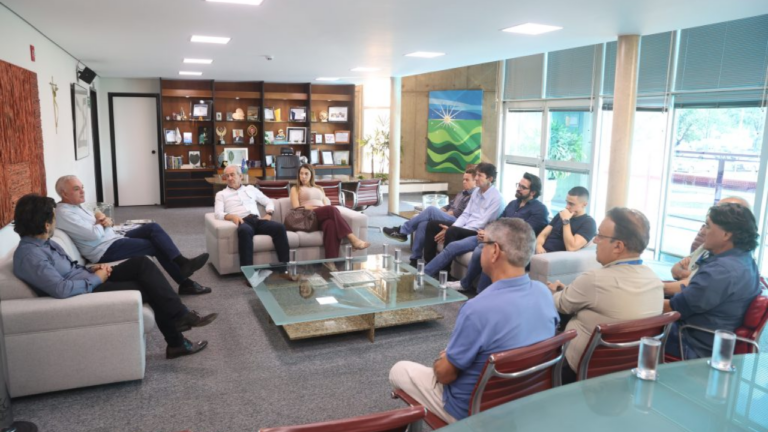assinatura de investimento de rede atacadista em uberlandia
