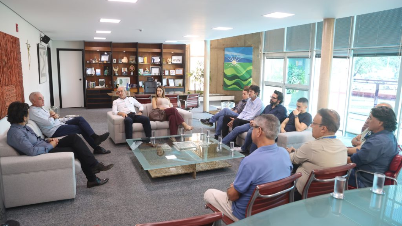 assinatura de investimento de rede atacadista em uberlandia