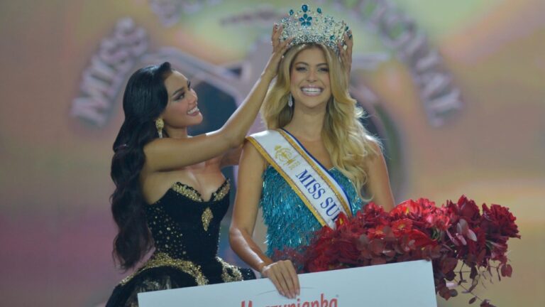 Eduarda Braum recebe a coroa de Miss Supranational 2025 após se tornar a primeira brasileira a vencer a competição.