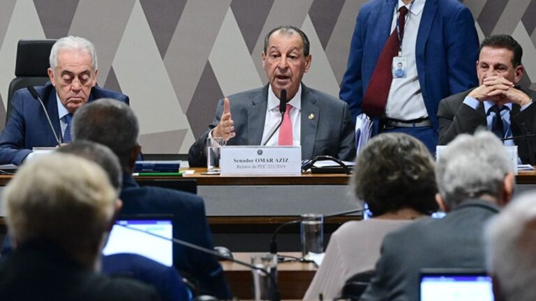Fim da escala 6x1 passa na CCJ e vai a Plenário