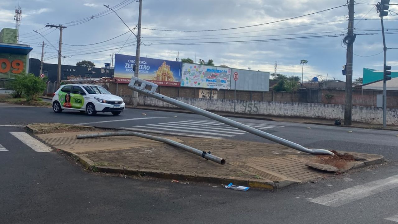 estrutura do semáforo caída após ser atingida por ônibus