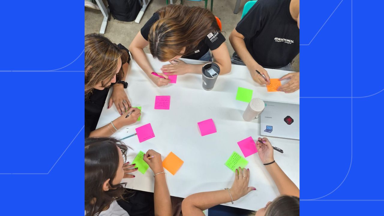 Estudantes em sala de aula Estudantes em sala de aula