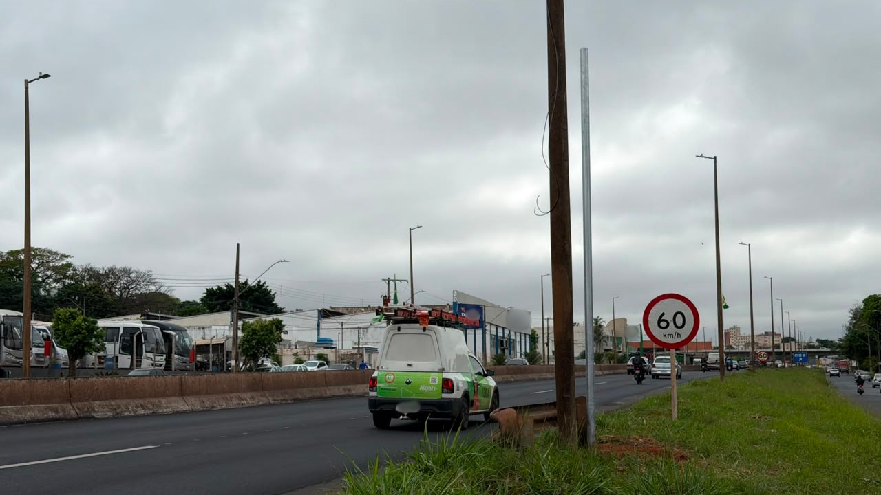 Estruturas de radares na BR-365 são recolocadas no perímetro urbano de Uberlândia Estruturas de radares na BR-365 são recolocadas no perímetro urbano de Uberlândia