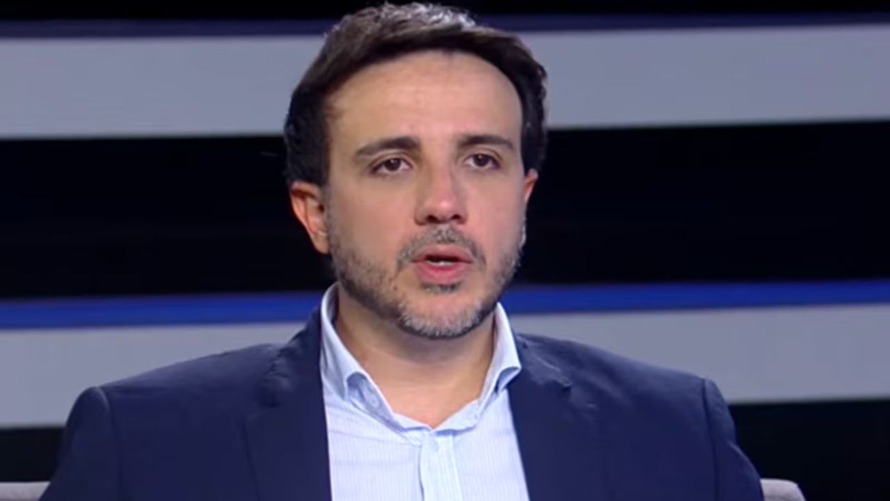 O candidato à Presidência da República Renan Santos (Missão) afirmou, em entrevista ao Jornal da Record nesta terça-feira (22), que pretende acabar com o programa Pé-de-Meia, voltado à permanência de estudantes de baixa renda no ensino médio.