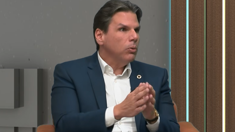 A questão envolvendo o acesso ao Anel Viário Sul de Uberlândia, com a avenida Serra da Bodoquim, é assunto no programa Política Cruzada, deste domingo (20). O Secretário de Governo de Minas Gerais, Renato Rezende, adiantou à TV Paranaíba, medidas que serão tomadas no trecho, alvo de medidas do Ministério Público de Minas Gerais (MPMG),