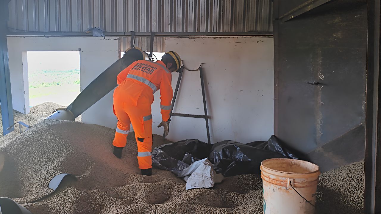 Ocorrência de vítima soterrada por silo de grãos.