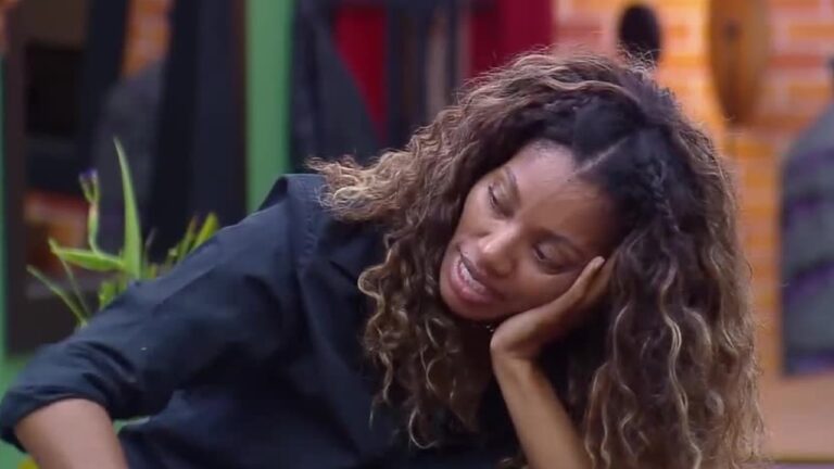 Após saída de Stephanie, Tina teme ser a próxima em A Fazenda 18