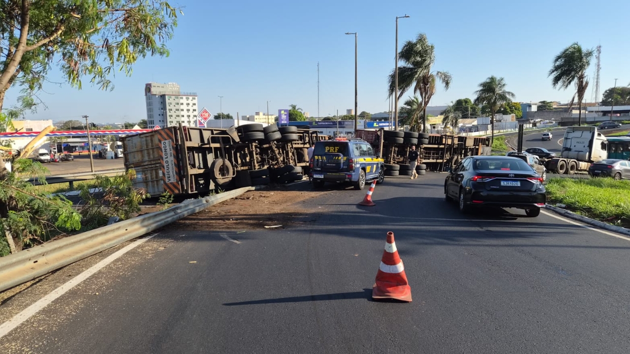 Carreta tomba no viaduto Régis Bittencourt e deixa dois contêineres às margens da pista em Uberlândia