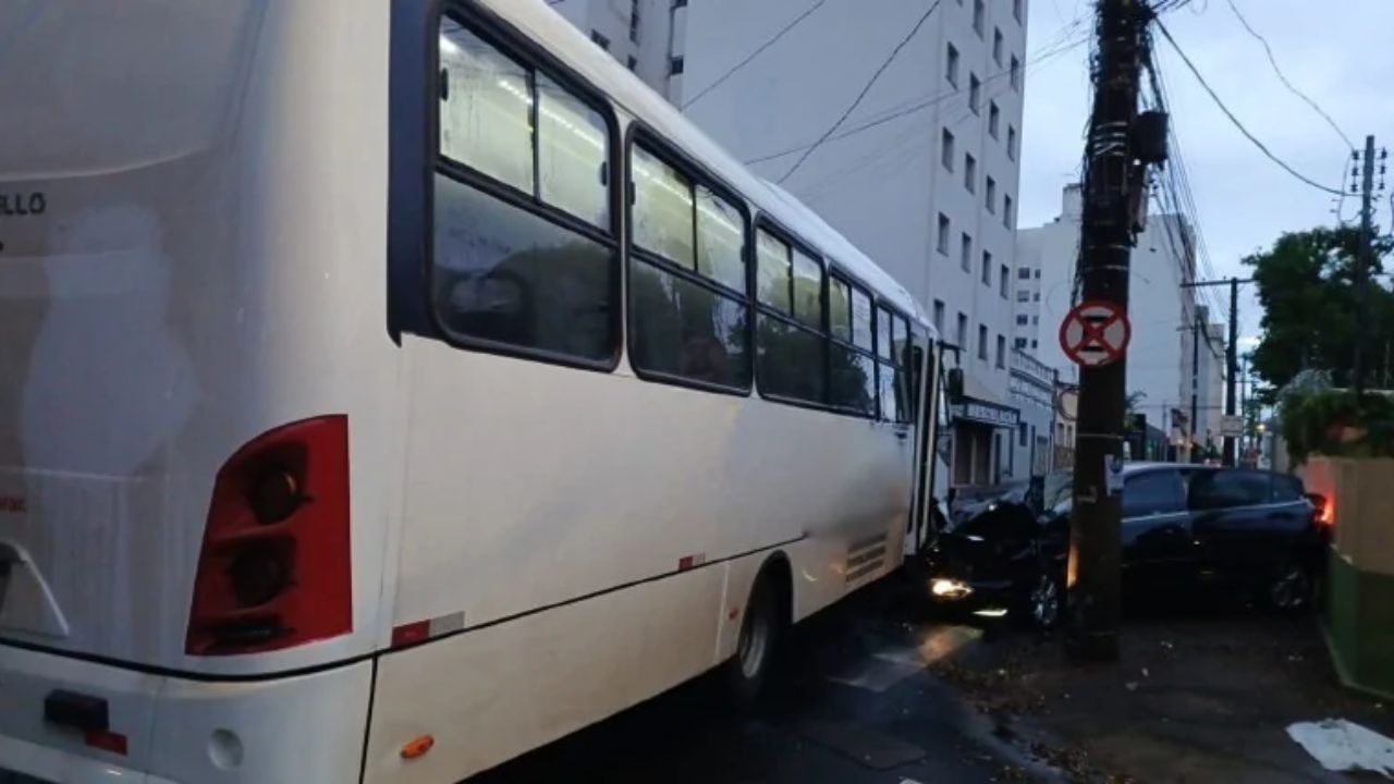 Carro bate em micro-ônibus Carro bate em micro-ônibus