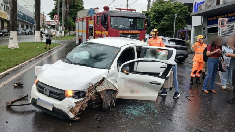 Carro sai da pista, bate em palmeira e deixa mulher ferida em Patrocínio
