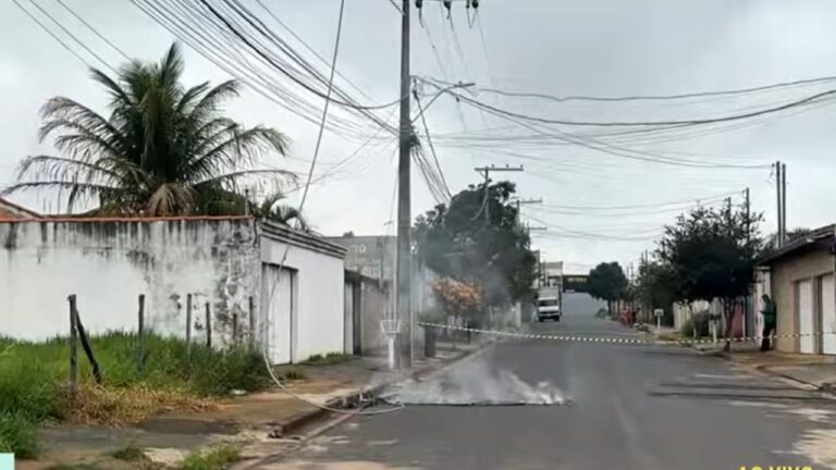 Fios energizados pegam fogo