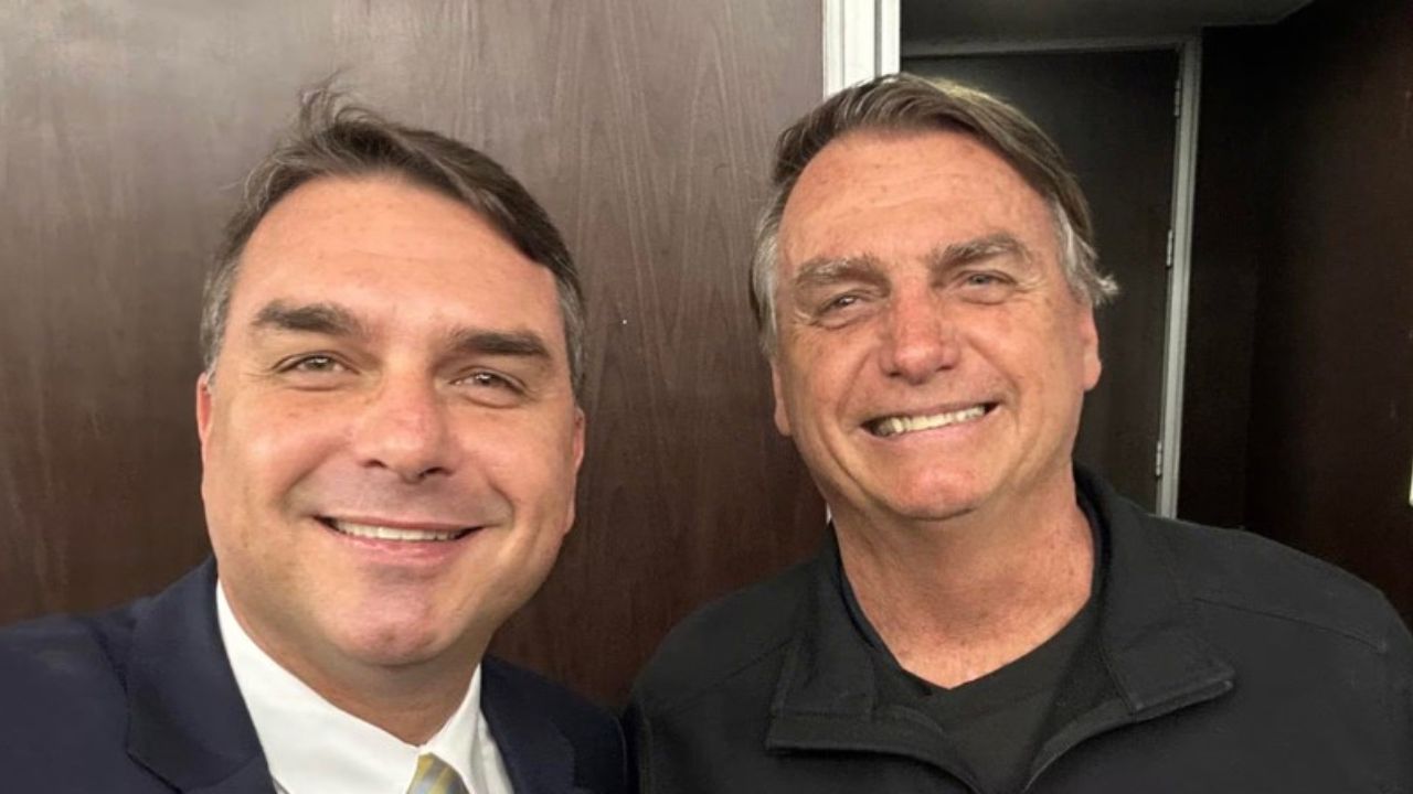 Visitas de Flávio a Bolsonaro: PGR abre caminho e Moraes decide