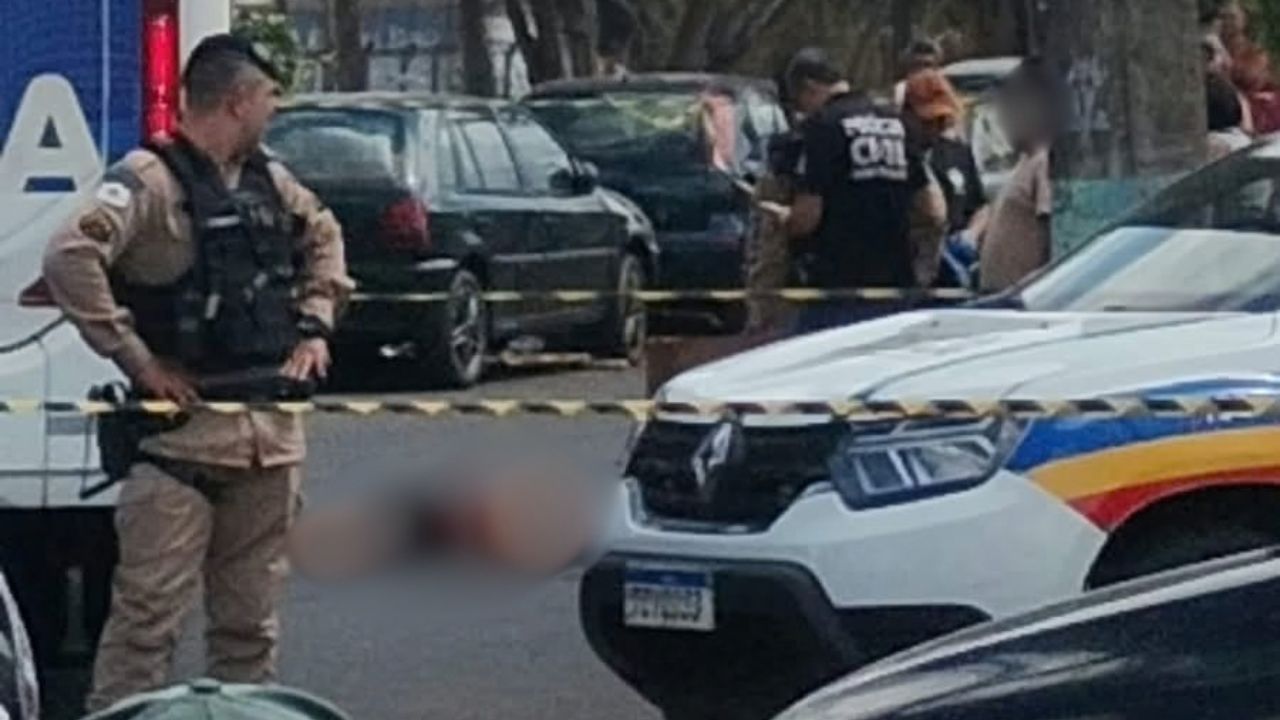 Mulher morre após ser atropelada por ônibus Mulher morre após ser atropelada por ônibus