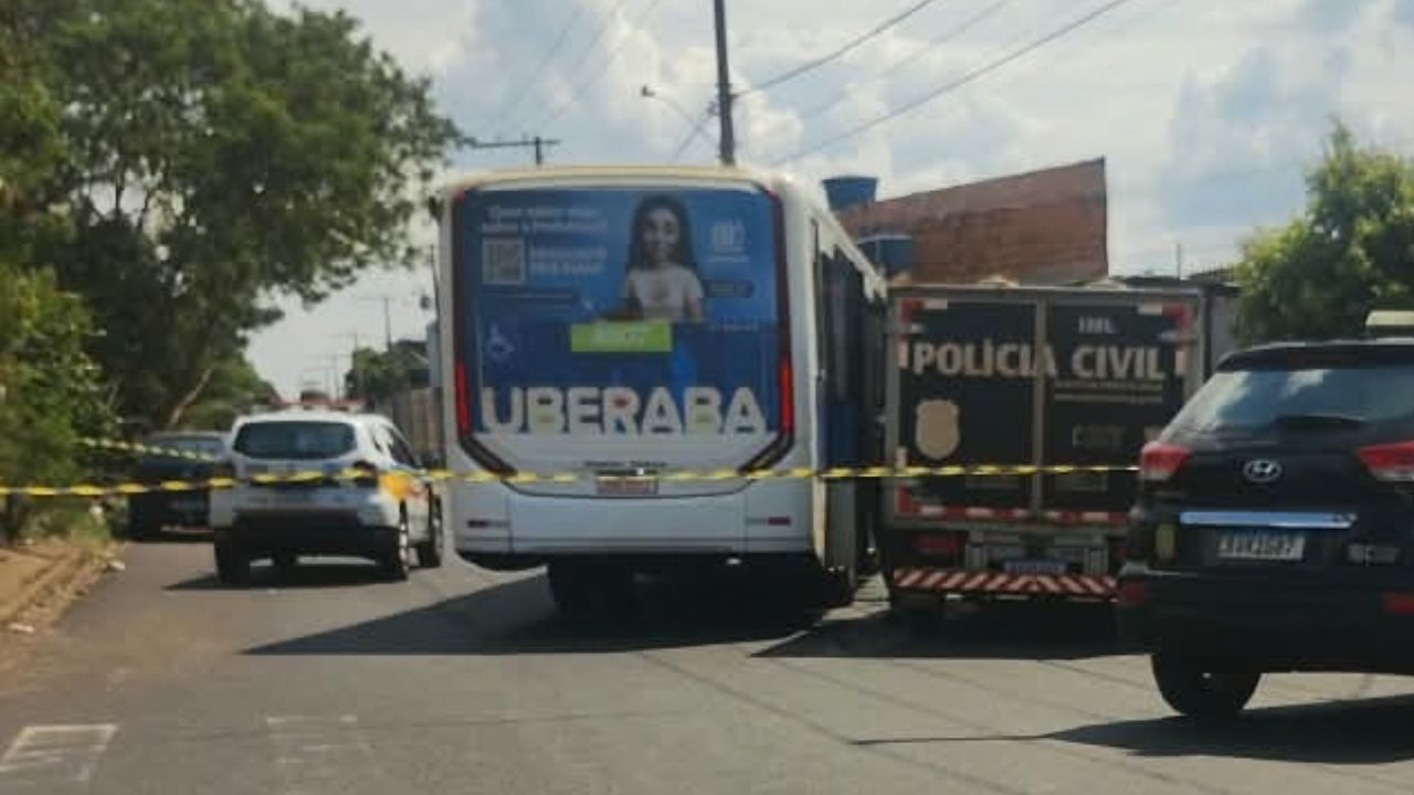 Mulher morre após ser atropelada por ônibus Mulher morre após ser atropelada por ônibus