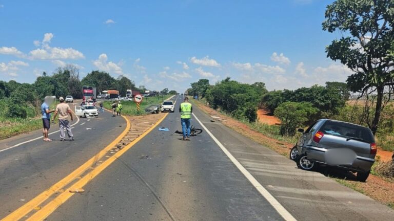 Acidente em Uberlândia: veículos envolvidos em colisão na rodovia MGC-452, com equipes de socorro no local