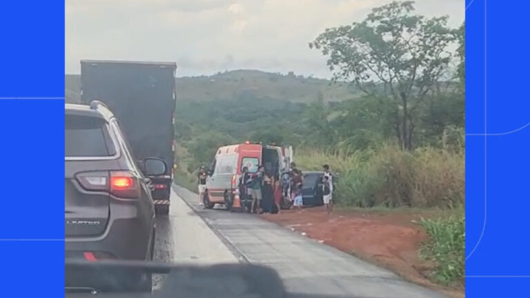 Carro sai da pista e bate em barranco na BR-365; dois ficam feridos