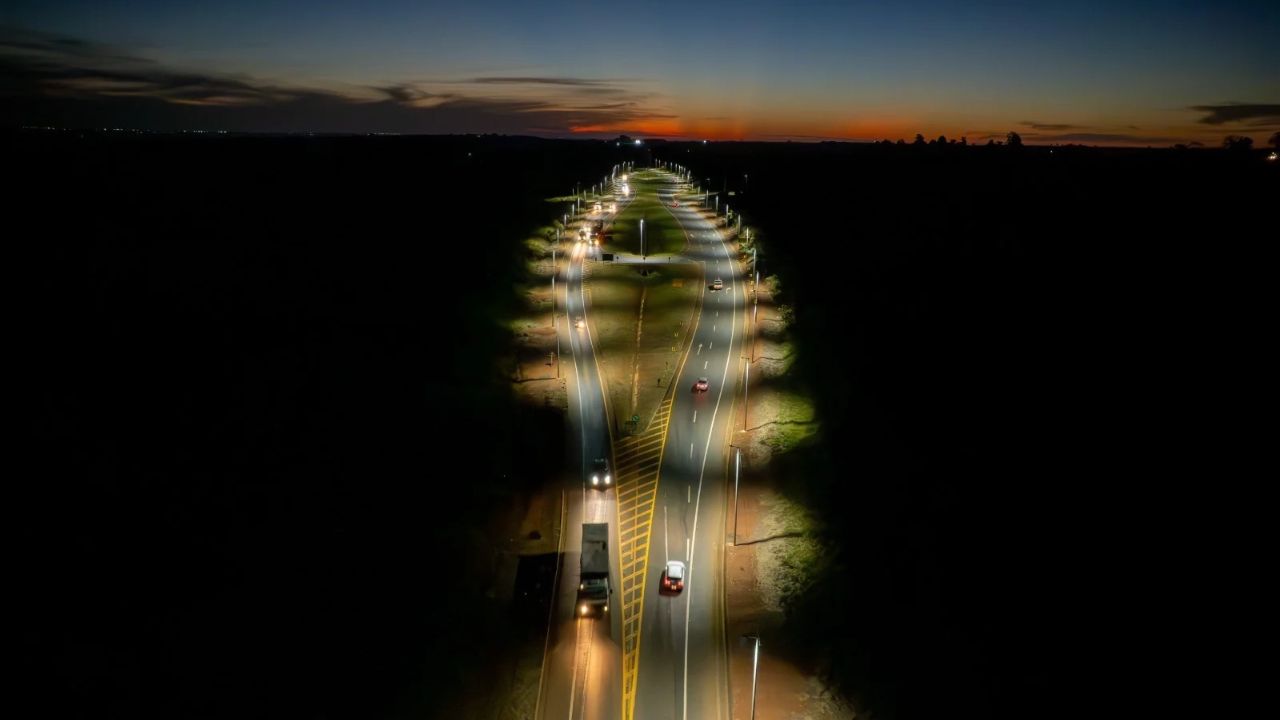 rodovia pouca luz entardecer