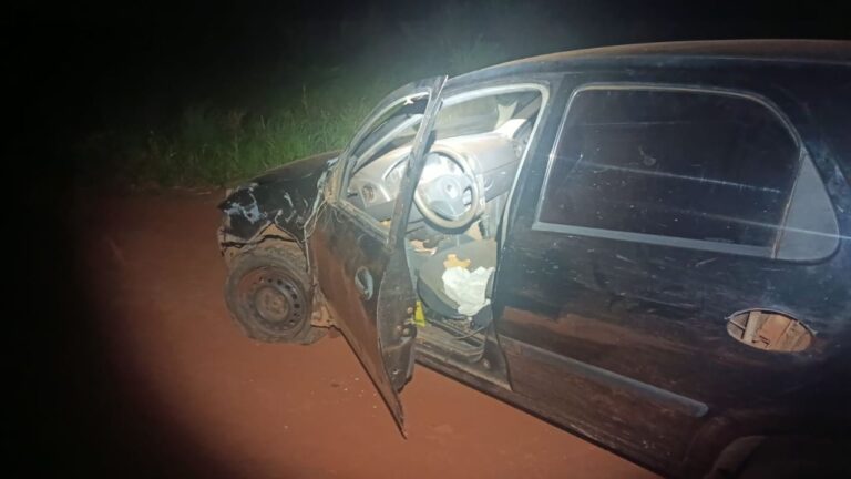 veículo atingido por motociclista que teve parte da perna