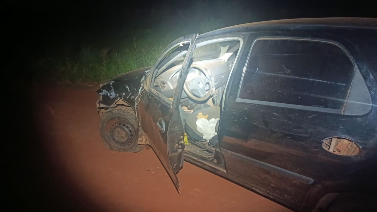 veículo atingido por motociclista que teve parte da perna amputada