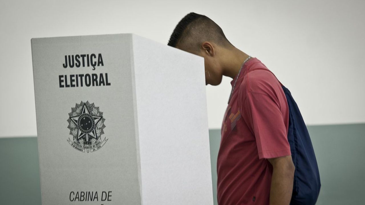 jovem votando em Uberlândia jovem votando em Uberlândia