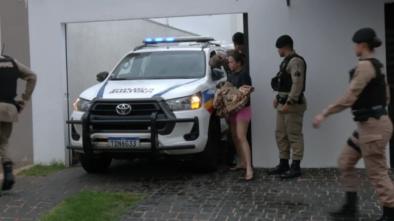 jovem levando um dos cachorros que sobreviveram a ataque para atendimento veterinário