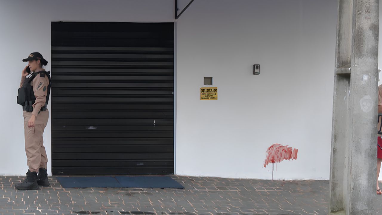 parede com sangue em que idoso encostou