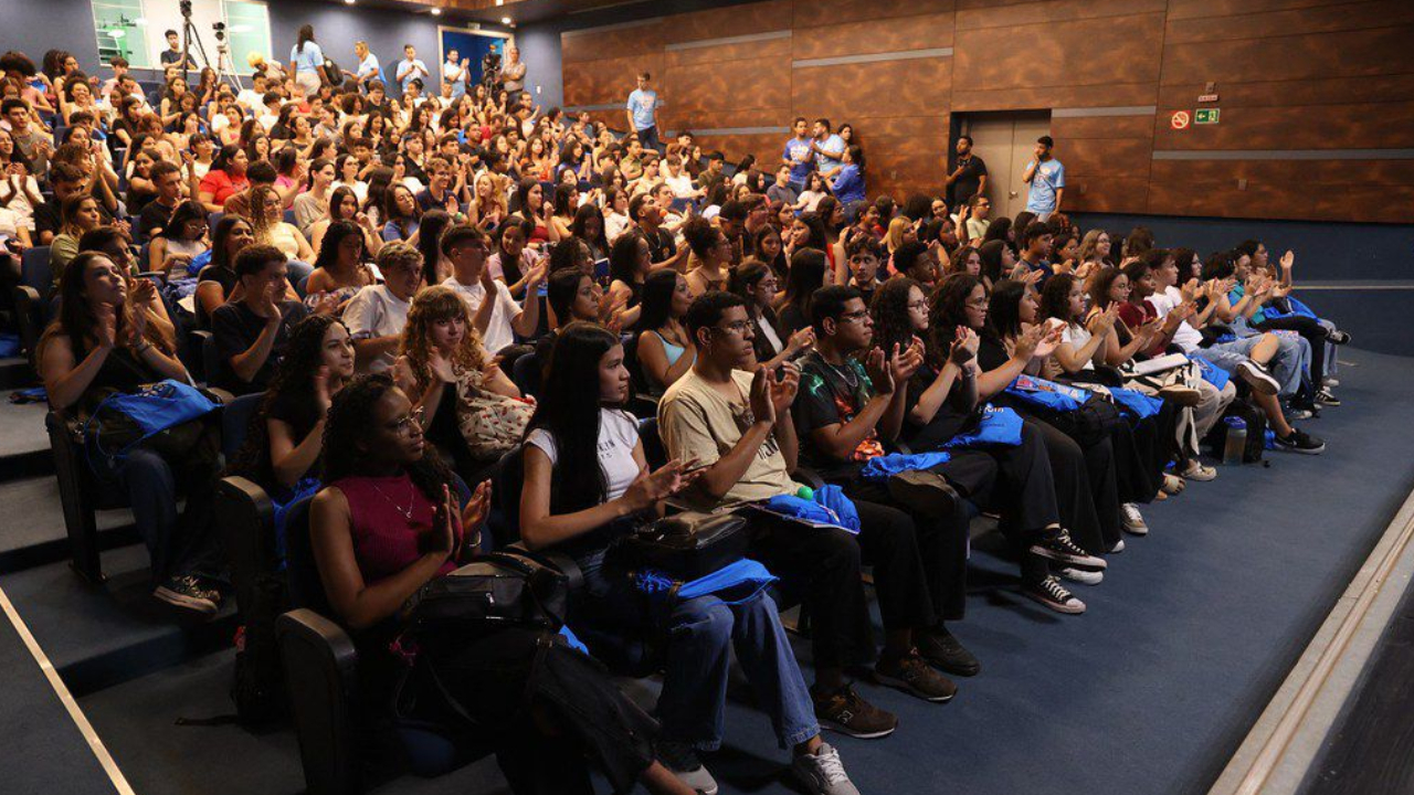 Aulão do Enem 2026 terá revisões em 7 e 14 de novembro, com 234 vagas presenciais para alunos da rede pública e transmissão on-line sem limite de participantes Aulão do Enem 2026 terá revisões em 7 e 14 de novembro, com 234 vagas presenciais para alunos da rede pública e transmissão on-line sem limite de participantes