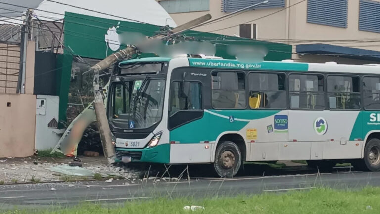 Ônibus percorre 150 metros sem motorista e derruba poste em Uberlândia