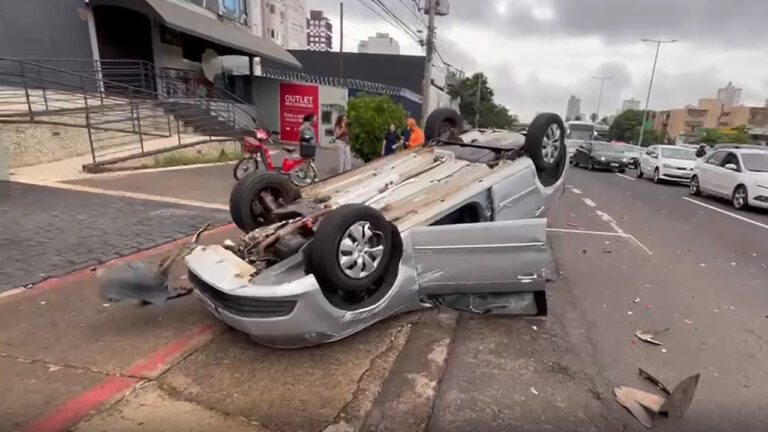Gol tombou após atingir a traseira de um carro parado no semáforo da Avenida Rondon Pacheco, em Uberlândia; ninguém se feriu